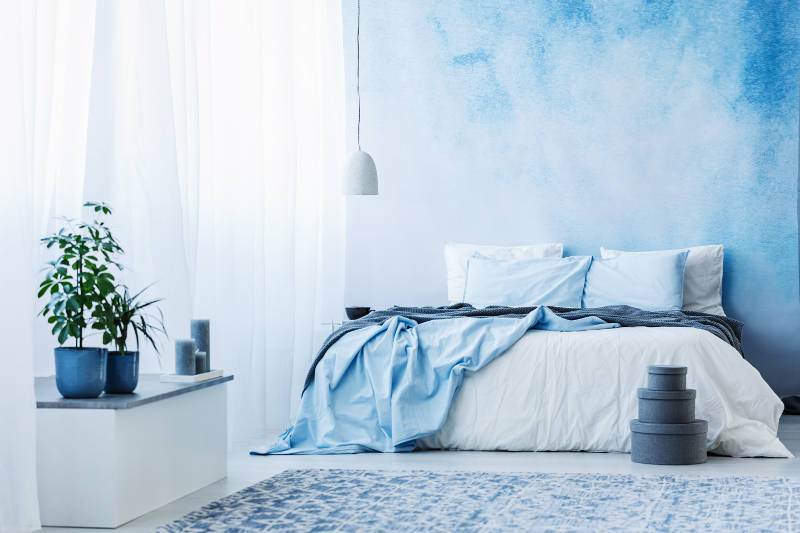 رنگ‌های آبی دریایی در اتاق و تخت خواب 